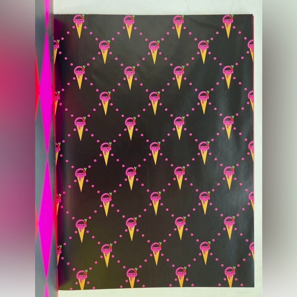 Gucci Holiday Special Edition Wrapping Paper/Frame Them 🍦